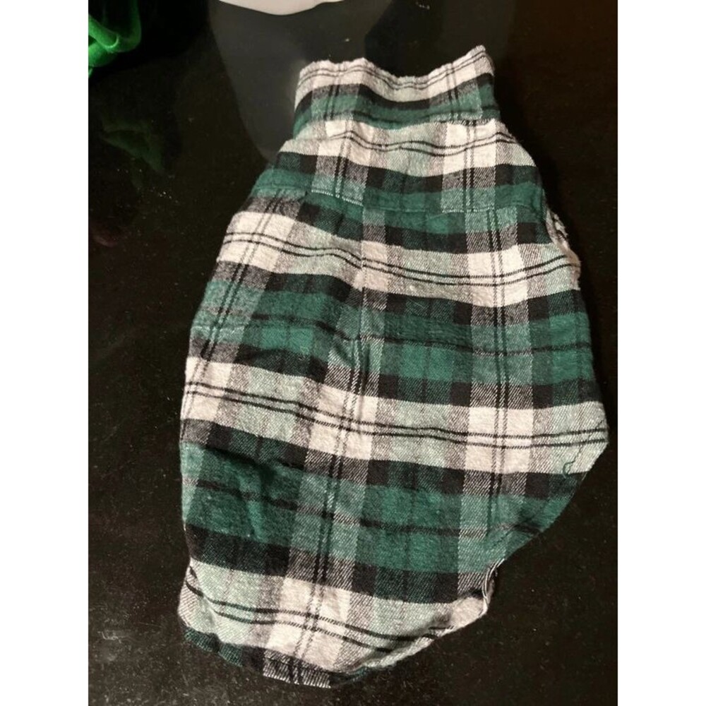 Green white and black flannel shirt for a cat cleaned - Picture 4 of 6